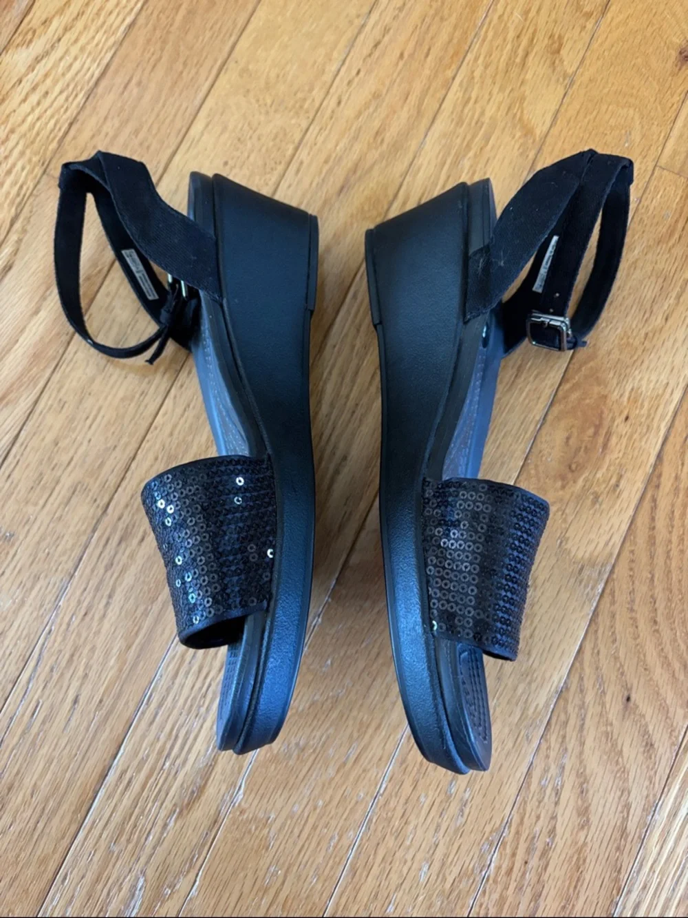 CROCS Leigh 2 Cross-Strap Ankle Wedge Sandals Women's Size 8 Black - Picture 3 of 6